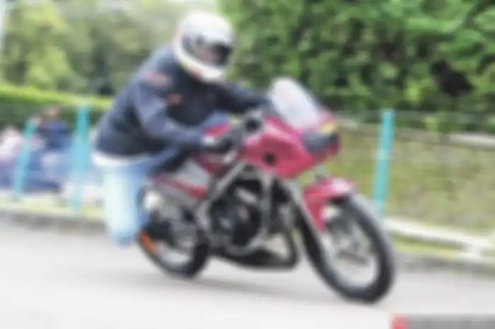 Judul di atas apresiasi Rendy Abirawa menurunkan motor ini di balap fun race Kelas Sport 2-tak 150 cc. Rendy andalkan Suzuki RGR 150 di balapan fun race. “Kangen saat-saat dimana Suzuki rajin turun balap kelas 2-tak dulu,” tukas pemilik
