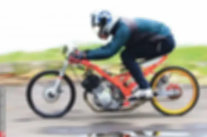 Suzuki Satria F-150 jebolan 11 tahun yang lalu ini lain dari yang lain. Why…? Karena eh.. karena, ada ubahan yang janggal terjadi di bagian transmisinya. Biasanya FU normal punya gigi 6 percepatan. Nah, kalo yang ini ompong satu, jadi hanya mengandal