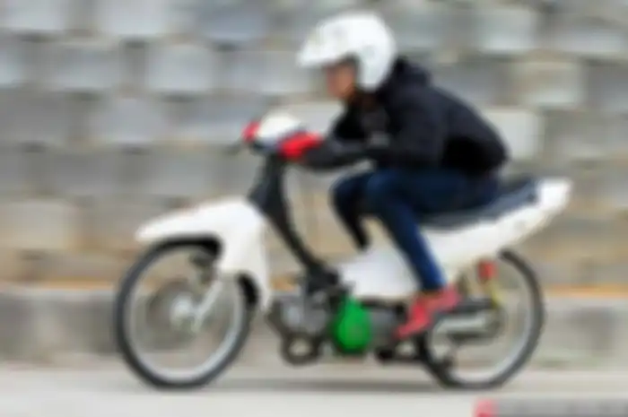 Secara tampang dan usia, harusnya Suzuki Smash lawas ini sudah gak kompetitif untuk ikut balapan. Apalagi buat balapan lurus resmi maupun balap malam 500 meteran. Namun, di tangan Richard Riesmala, owner bengkel A2 Speed di kawasan Joglo, Jakarta Bar