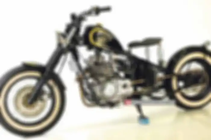 “Kesannya cowok banget,” jelas Agus Sukamto. Modifikator satu ini memang sedang tergila-gila motor bernuansa chopper klasik Korban modifikasi chopper keinginan Agus, Suzuki Thunder 250 yang digarap langsung Acas Kustom