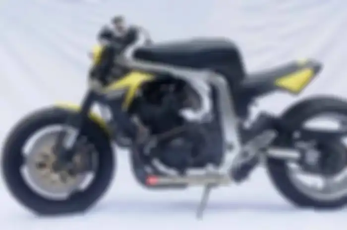 Kali ini Agus Djanuar, builder pendiri aliran West Jateng Style (WJS), pakai Suzuki GSX 400 cc. Tentu racikannya dengan bentuk nyeleneh khas Agus. Yakni gaya Street Fighter (SF) single seater yang beken dengan sebutan West Jateng Style