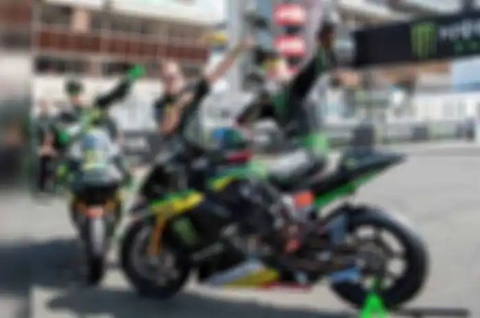 Nampaknya, demam gaya Yamaha Mio Z atau yang dikenal dengan Z Style tengah meracuni pembalap MotoGP khususnya tim Yamaha. Setelah Valentino Rossi dan Jorge Lorenzo yang memamerkan Z style