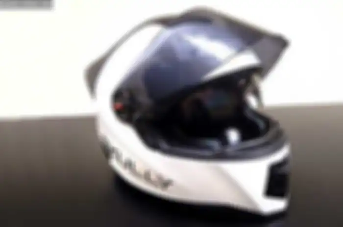 Pelindung kepala keluaran Skully Helmet ini selain memiliki design keren, juga menawarkan berbagai macam kelebihan. Helm ini layaknya gadget. Skully helm lengkap dengan GPS, kamera belakang, dam dikoneksi smartphone.