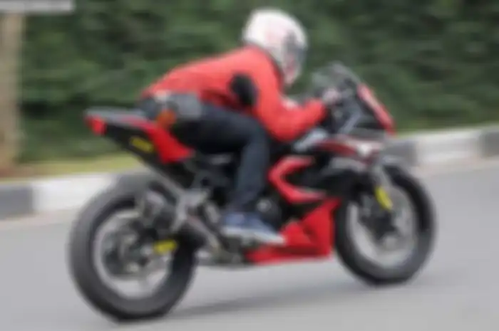 Di pasaran, knalpot aftermarket jenis system untuk Kawasaki Ninja RR Mono mulai banyak beredar. Beberapa merek, sudah pernah dijajal MOTOR Plus. Rata-rata mampu dongkrak hampir 2 hp. Namun ternyata ada pula pula yang tawarkan tipe slip on. Maksudnya,