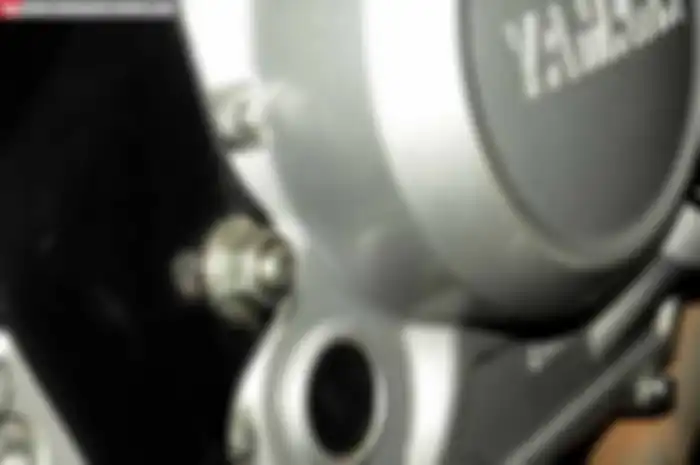 Aki yang terdapat di bawah jok Yamaha New V-ixion Lightning dicopot. Posisi kontak diputar ON, spidometer tak terdeteksi melakukan cek engine karena tidak punya arus. Tombol starter, tentunya enggak bisa digunakan. Kebetulan, di varian sport ini engg