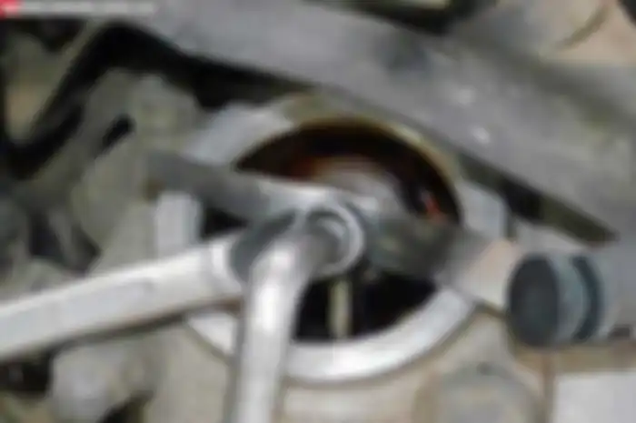 Kebanyakan pemilik motor, setelah lewat massa garansi, cuek beibeh soal perawatan tunggangannya. Paling, ke bengkel cuma ganti oli, filter udara, busi, lalu kampas rem ketika sudah mulai tipis atau servis kecil lainnya. Selebihnya, bodo amat.