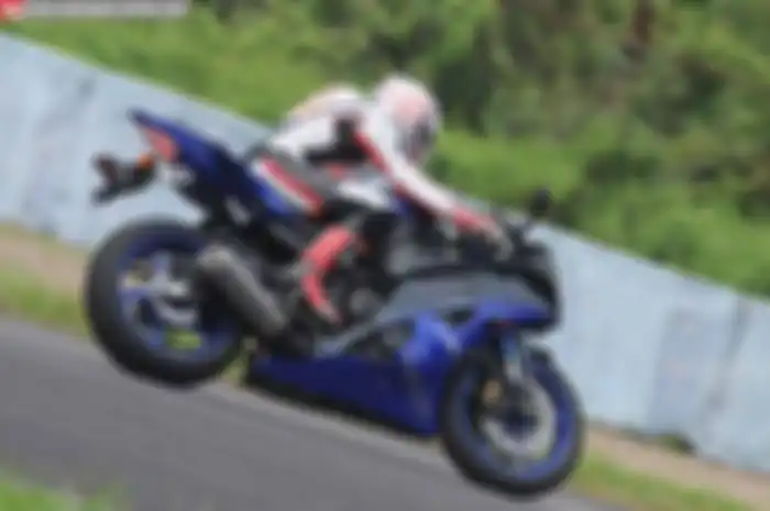 Racer jajal supersport? Itu sih sudah biasa! Memang bidangnya. Lalu, gimana kalau tracker yang jajal? Ini dia sensasinya!