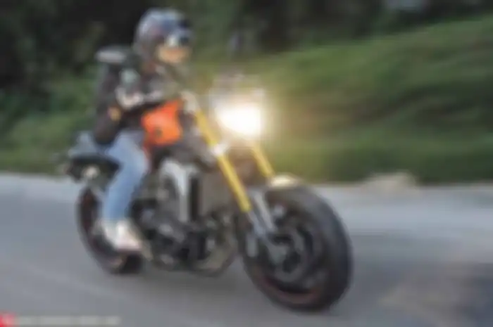 Yamaha, memberikan nama MT dengan singkatan Master of Torque alias Master Torsi. Rasanya, sebutan atau julukan itu memang pas untuk disanding Yamaha MT-09. Karena itu, MOTOR Plus rasakan kala menunggangi motor seharga Rp 250 juta ini alias test ride 