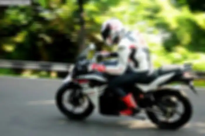 Giliran VSR 200 yang diuji. Dengan desain body lebih bongsor dari saudaranya (Vix-R 150), tidak lantas membuat handling motor jadi susah ditaklukkan. Apalagi dari segi desain, VSR mirip CBR 250.