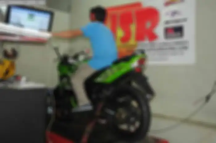 Dikarenakan sosok motor berkelir hijau muda ini sangat mirip Honda CBR generasi pertama, membuat tester motorplus-online.com yang mempunyai postur badan 55 kg/172 cm tidak mengalami kesulitan saat menungganginya. Wah, jadi nggak sabar nih motorplus-o
