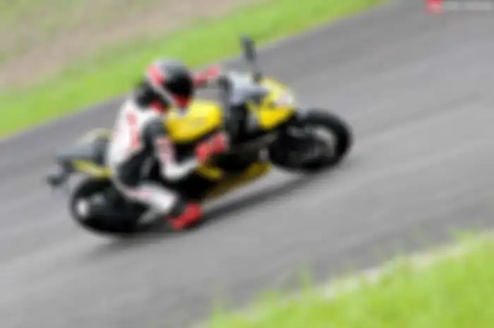 Pertama duduk di atas jok Kawasaki RR Mono, seperti itu! Maksudnya, bobot motor yang hanya 151 kg ini, terkesan ringan meski posisi setang sejajar segitiga atas alias triple T. Sempat terpikir, inikah lawan sesungguhnya Honda CBR 250R? Inikah, CBR 25
