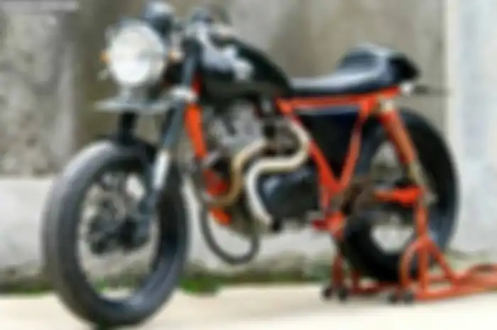 Kalau di jalan sobat bertemu Suzuki Thunder 250 bergaya café racer ini, kudu waspada. Terlebih jika mau adu kebut! Sebab bukan cuma tampangnya yang sangar, muntahan tenaga dari mesinnya juga besar sob. Buat bocoran, Thunder 250 ini sudah dicangkokan 