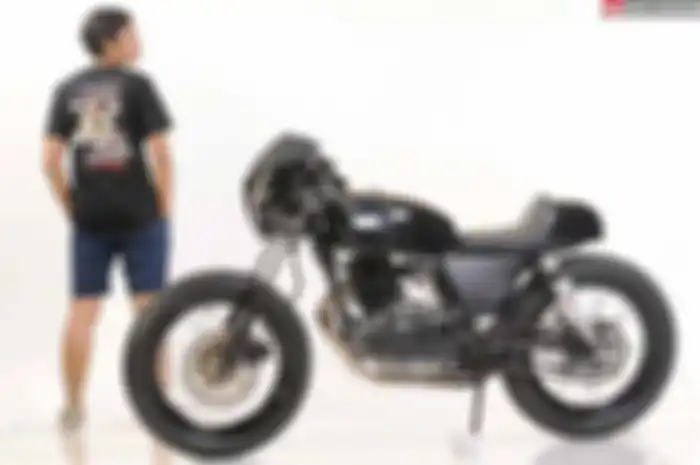 Meskipun mulai digeser dengan gaya modifikasi scrambler atau street tracker, namun aliran café racer masih tetap diminati. Seperti tampilan Suzuki Thunder 250 milik Alvin ini tetap setia mengusung gaya motor balap jadul. “Dari dulu aku mengidam-idamk