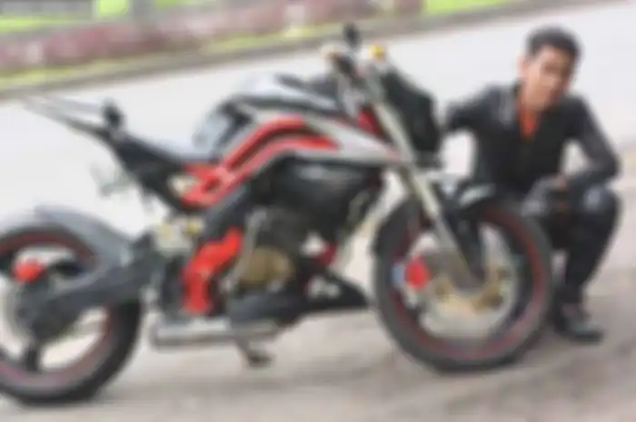 Mula-mula frame belakang standar disunat dan disisakan backbone saja. Pengganti tulang ekor yang disunat, dibuatkan frame baru model tubular yang merambat dari sisi kiri-kanan hingga ke belakang. Tapi, sasis baru ini enggak dilas mati. Hanya diikat p