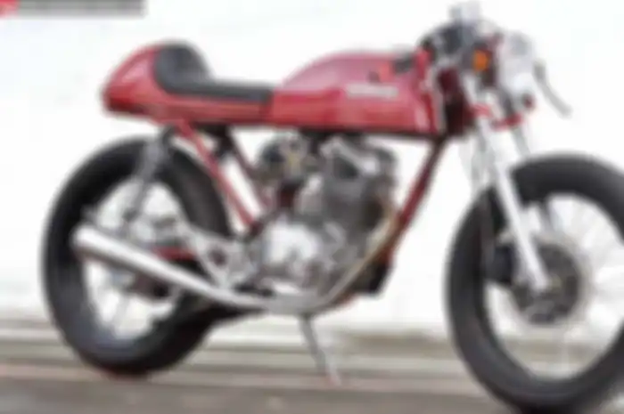Tren minimalis ol skool sudah merambah ke motor-motor baru. Simak lelaku AGM, bengkel modifikasi kependekan dari Aditia Ghani Motor ini. “Kami namai vintage café racer,” jelas Aditia sang builder.