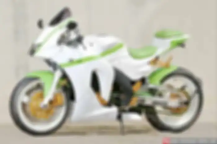 Cinta lingkungan dapat diungkapkan dengan berbagai cara. Kalo Bimo, biker yang demen pacuan ini, mengungkapkannya lewat modifikasi. Meski nggak sampai menggunakan motor listrik, setidaknya tampilan motor miliknya dibikin mampu menyegarkan mata yang m