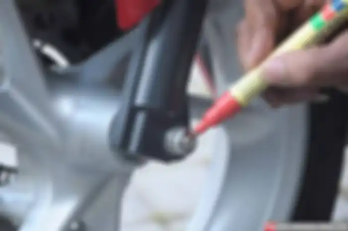 Terutama ketika ada part yang harus diganti atau diservis. Nah, saat pemasangan baut itu kembali, tidak bisa terlalu kencang lho. Ulir baut bisa selek atau patah. Makanya, kencangkan baut pakai spidol. Bukan buat membuka, tapi buat acuan kekencangan