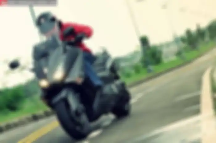 Yamaha Mio, menjadi salah satu skubek yang laris di pasaran Tanah Air. Nah, sama seperti Mio, Yamaha TMAX juga salah satu big skubek yang paling diminati di dunia. Malah, termasuk kategori legenda di matic gambot. Maka itu, Em-Plus coba jajal skubek 