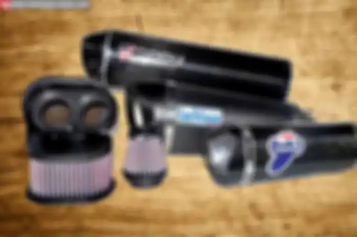Outlet Moge di Jl. Arteri Kelapa Dua, No. 5A & 5B, Kebon Jeruk, Jakarta Barat ini ngasih gratis filter K&N 2370 untuk pembelian knalpot Kawasaki Ninja 250 cc. "Ada Akrapovic Carbon slip on, Arrow titan, Scorpion Serket stainless FS, Termignoni slip o
