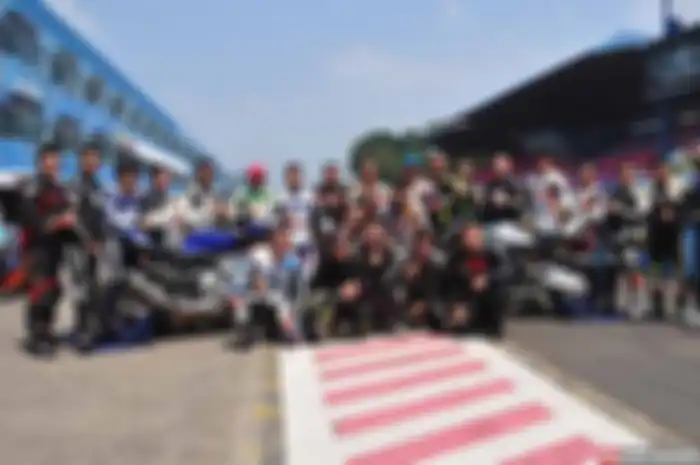 Riungan tampak terjalin dan lebih solid dengan event Track Day Reunite yang digelar 27 Agustus 2015. Yup.. para riders asal Yamaha Factory Racing Bali (YFRB) dan Yamaha Racing Club Indonesia (YRCI) jajal sirkuit Sentul pake Yamaha R1 dan Yamaha R1M. 
