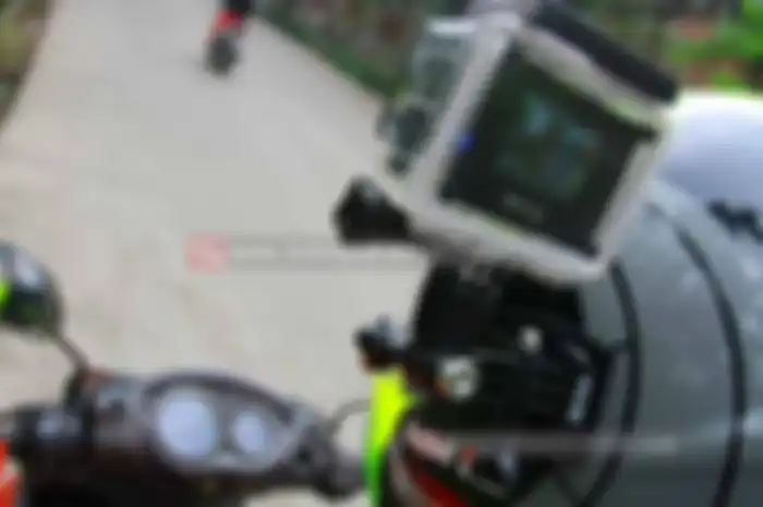 Nah, untuk motovlog sendiri terbagi dari 2 jenis. Diantaranya, motovlog yang mengeluarkan suara atau yang berbicara mengabarkan keadaan diatas motor. Dan ada juga vlogging yang melakukan kegiatan diatas motor tanpa bicara, yang direkam hanyalah aktif