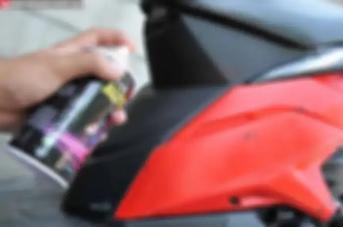 Buat penunggang matik yang berniat ubah warna dek yang umumnya hitam, enggak boleh asal. Pasalnya, lapisan cat di bagian ini mudah terkelupas. Butuh treatment khusus pada proses pengecatan. Tapi, ada tips mengecat dek matic supaya enggak terkelupas. 