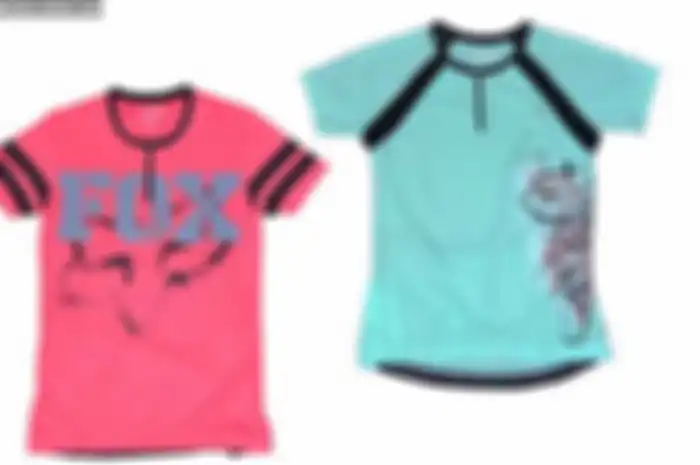 Jersey berlabel FOX ini punya dua model desain. Pertama, Homerun Jersey Pink. Modelnya lebih simpel dengan resleting di area dada. Kedua, Sierra Jersey berwarna hijau terang. Lebih feminim dengan tambahan motif bunga dan saku.