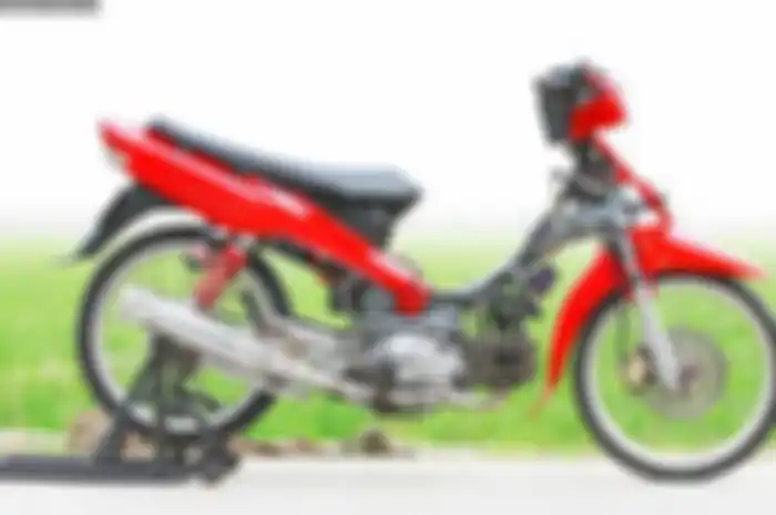 Selain irit, motor injeksi juga lebih ramah lingkungan dibanding karbu! Makanya, Fitnan alias Pampam asal Bekasi, Jawa Barat, ngebet banget pengen punya motor injeksi. Namun, doi enggan ngejual Yamaha Vega 2001 miliknya ini, trus beli motor baru yang