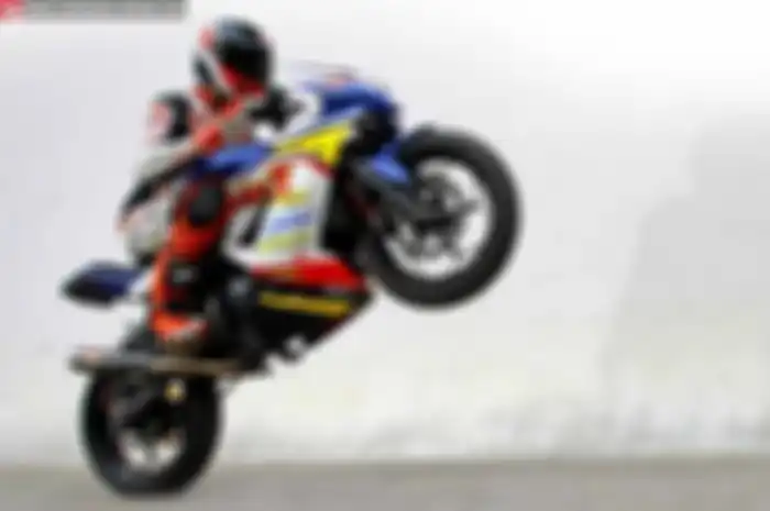 “Dengan setingan yang sama ketika EM-Plus meliput pertama kali di bulan April lalu, kini Kawasaki Ninja RR Mono itu mampu menghantarkan gelar Juara Nasional OMR Kawasaki Ninja 2104. Untuk itu, EM-Plus kudu jajal sendiri pacuan ini!”