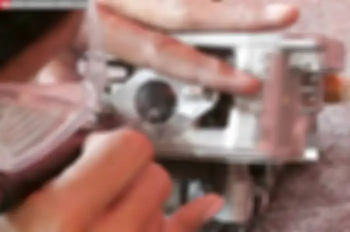 Kelebihan pakai piston Z1, jenisnya sudah forging. Lebih tahan panas dan kompresi tinggi, serta bidang geseknya lebih kecil. “Mungkin cuma 40%-nya tuh,” bilang Ugi, punggawa FoutyOne Motorsport di Depok Timur, Jawa Barat.