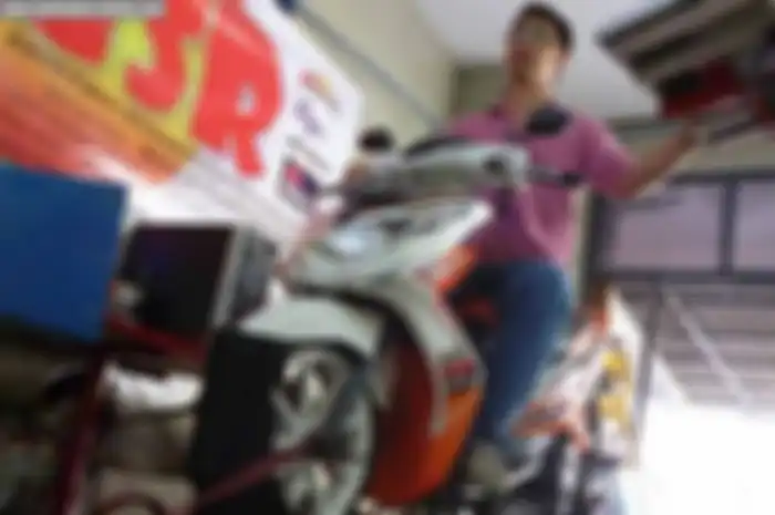 Soalnya, peranti inilah yang mengkontrol buka-tutup katup untuk mengail asupan gas ke ruang bakar dan menyalurkan gas hasil pembakaran ke saluran buang. Walau di motor injeksi bisa kita suntik bensin banyak lewat pemakaian piggyback atau ECU stand al