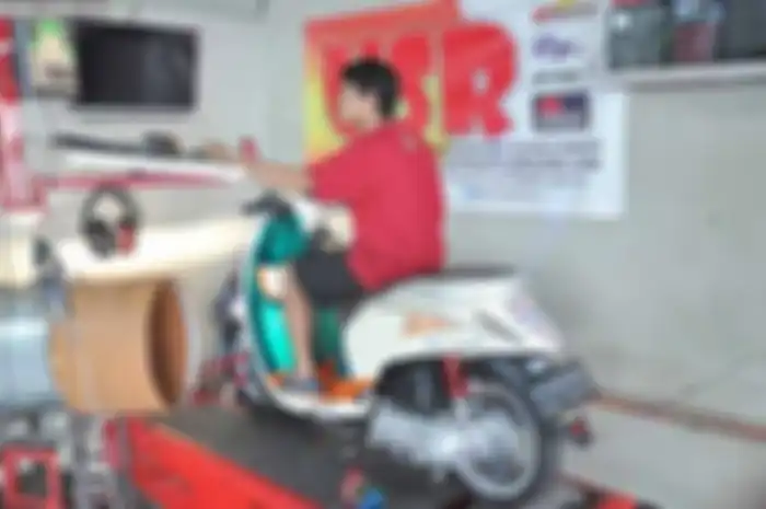 Honda Scoopy FI punya tampang retro modern yang imut-imut. Cocok banget buat penyuka gaya ol skool, bisa jadi teman nongkrong bareng teman-teman. Itu yang bikin Dimas Novianto rela menebus skubek tersebut. Lalu enaknya upgrade CVT Honda Scoopy FI don