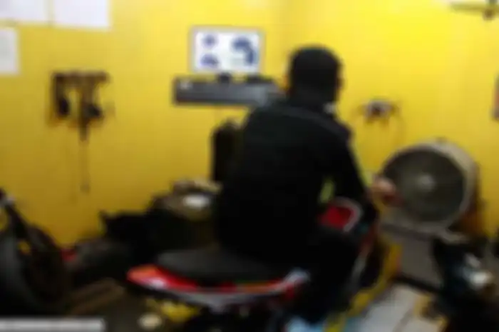 Yamaha Jupiter MX 135LC andalan tim ABJ 13 RRT, sering naik podium di ajang fun race kelas OMR Jupiter MX. Pasti sobat penasaran kan pengen tau seberapa besar performanya? Nah, saat didyno, power motor yang dibesut Dony Ramdani ini terukur 2,5 kali l