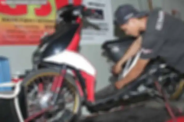 Ini dia salah satu biker yang nggak percaya takhayul. Bahwa korekan motor karbu selalu bisa lebih unggul ketimbang motor injeksi.