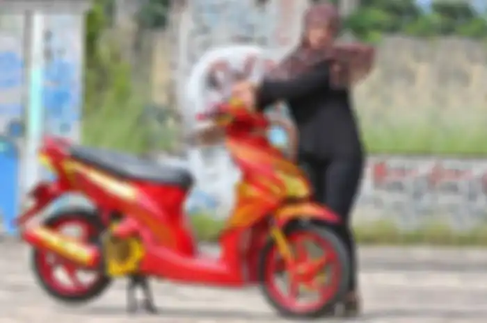 Uniknya Syifa lebih suka merias atau mendandani semplakan ketimbang merias diri.