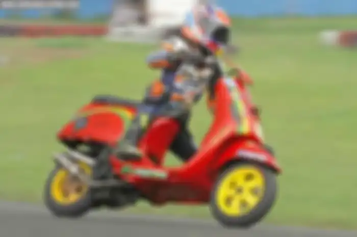 Sempat terjatuh akibat licinnya lintasan yang diguyur hujan, Ferry Ferdian berhasil bangkit dan finish terdepan di IM3 Prix Skuter Keboot yang berlangsung di sirkuit karting Sentul, Bogor, Minggu lalu (21/9).