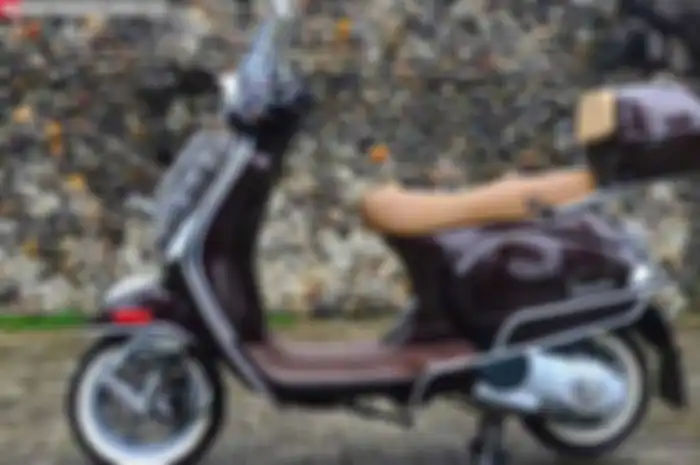 Merasa enggak cocok naik motor bebek, Simon berniat ganti tungangan hariannya. Karena keinginan sang istri yang juga pengen punya Vespa, Simon yang tinggal di Villa Dago Tol, Tangerang, akhirnya menjatuhkan pilihan kepada Vespa LX150 3V.