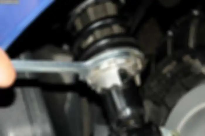 Buat atur preload pada sok Primavera sudah disiapkan kunci dalam kemasan tools kit yang tersimpan di balik jok motor. Modelnya seperti huruf Y dengan gagang yang panjang dan bagian ujung cabangnya ada pengait.