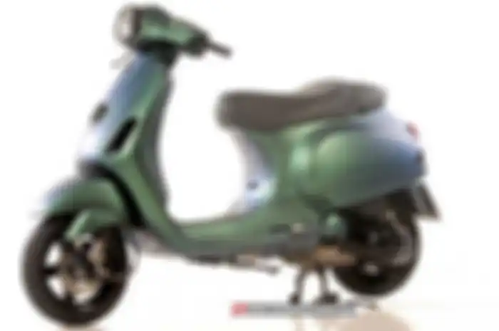 Awalnya, Yudhit Gemaputra, sang empunya Vespa LX 2V ini cuma mau modif biar lebih ganteng. Akhirnya, Yudhit putuskan Vespa LX 2V dicat bunglon. “Eh, bukan hanya ganteng loh, tapi malah jadi pusat perhatian juga,” aku Didit, sapaan akrabnya yang juga 