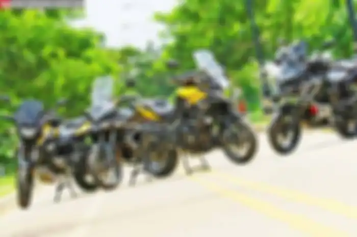 Berkelas bergaya big bike adventure, yang kali ini jadi acuan virus modifikasi pembesut Bajaj Pulsar 220. “Tampang standarnya aneh. Half naked bukan ke arah sport, half naked bukan juga ke arah turing karena setangnya model jepit. Dijual, harganya mu