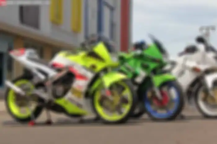Modifikasi Kawasaki Ninja 150R, kali ini lagi berkembang virus dibikin standar pabrik. Tapi, tentu bukan standar pabrik Indonesia, melainkan kayak yang diproduksi di Thailand. Ninja 150 R dikamuflase jadi KR 150 SP, SE, SSE, SSR serta Serpico. Tengok