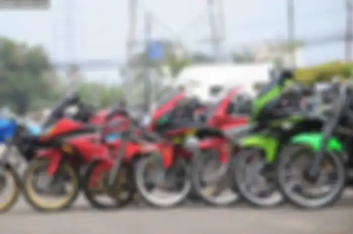 Ada virus unik nih, bor! Beberapa two wheelers pengguna Kawasaki Ninja series, lagi kejangkit pelek jari-jari cungkring ala Thai look. Mungkin kalau di Ninja 2-tak (150R dan 150RR), hal itu sudah gak aneh lagi. Virus pelek jari–jari Thai Look di Kawa