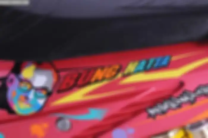 Cutting sticker jadi solusi cepat untuk bikin areal bodi penuh warna. Belakangan tidak hanya seputar grafis yang ditempel biar lebih memikat  desainnya juga dibuat tema. Desainya ini hampir memenuhi seluruh areal bodi motor bahkan kaki-kaki majam pel