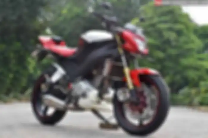 M. Hanif memodif V-ixionnya bertema R6. Tapi, doi nggak mau motornya terlihat sporti. Nah, lho?