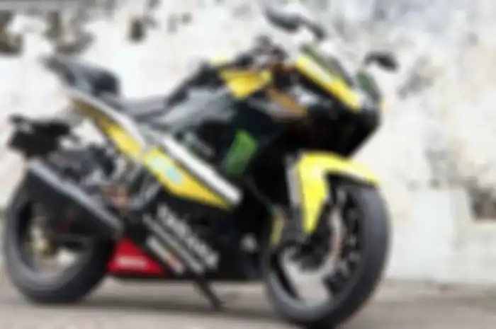 Tampil ala motor balap yang gas pol di kompetisi balap dunia atau MotoGP, memang masih jadi magnet. Maksudnya magnet arahan modifikasi. Buktinya, monggo lihat Yamaha V-ixion lansiran 2009 milik Adi Boy, yang berbaju rapat lewat fairing pada seluruh b