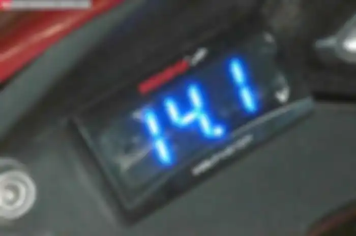 Di motor injeksi, tegangan baterai wajib diperhatikan dan dicek bila jam terbang kendaraan mulai tinggi. Pasalnya, bila aki atau arus pengisian bermasalah, ente bakal repot sendiri. Begitu pula di motor yang banyak mengaplikasi perangkat kelistrikan 