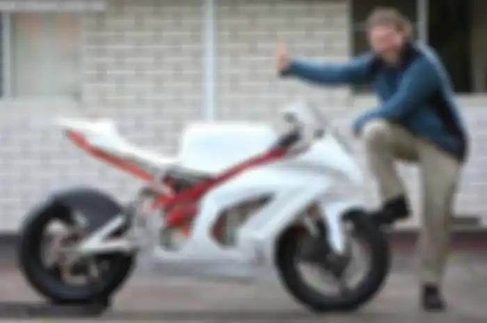 Sepertinya motor listrik di jaman sekarang ini akan menjadi bahan pembicaraan semua orang di dunia seperti baru-baru ini ada Harley-Davidson dengan Halfwirenya, di australia gak ketinggalan ada duo pasangan spesialis kelistrikan Chris Jones dan Mike 