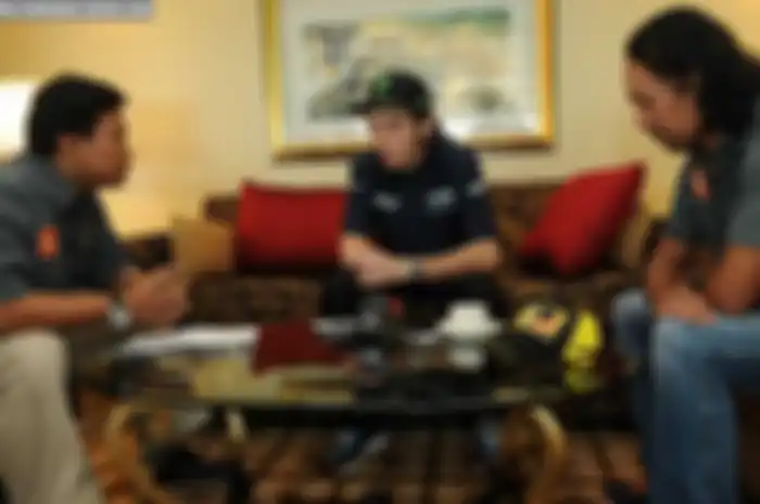 Kesempatan mewawancarai salah satu bintangnya MotoGP, Valentino Rossi, kembali didapat MOTOR Plus. Dalam kesempatan kedatangannya, Jumat (17/1) bertempat di sebuah hotel di Jakarta Pusat, tiga kru MOTOR Plus, Hend, Eka dan Uda berbincang santai denga