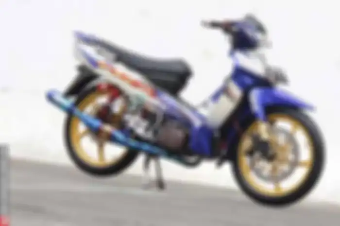 Ibarat penyakit kronis, kecintaan Jeff Lauw terhadap motor 2-tak sudah susah diobati lagi. Dari dulu hingga sekarang, always pake motor 2-tak. Namun uniknya, Walau punya koleksi motor 2-tak CBU macam Yamaha 125Z yang dulu sempat kondang di arena bala