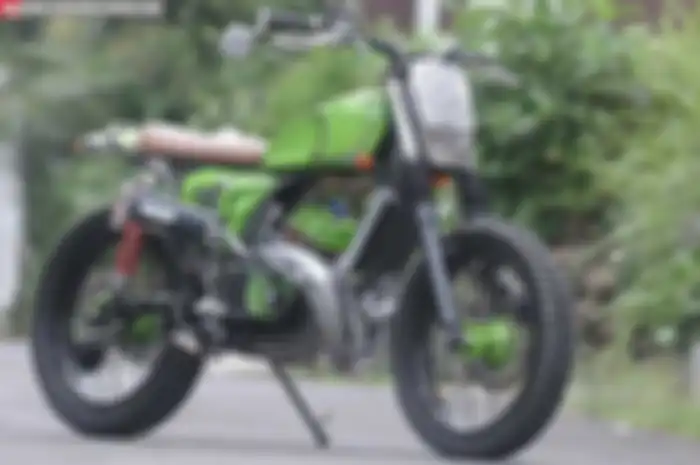 Nuansa modifikasi bergaya Street Tracker, terasa begitu kental ditunjukan Siswo Winoto pada karyanya kali ini. Modifikator yang gaul disapa Wiwin ini, bukan sembarang memadukan konsep mesin Yamaha RX King street tracker
